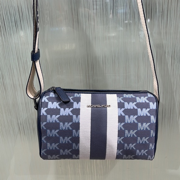 Michael Kors Men’s Women’s Cooper mini duffle xbody NWT
Navy Multi
NWT - Picture 14 of 16